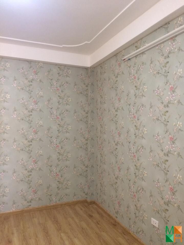 thi-cong-giay-dan-tuong-hoa-la-mau-xanh (5)